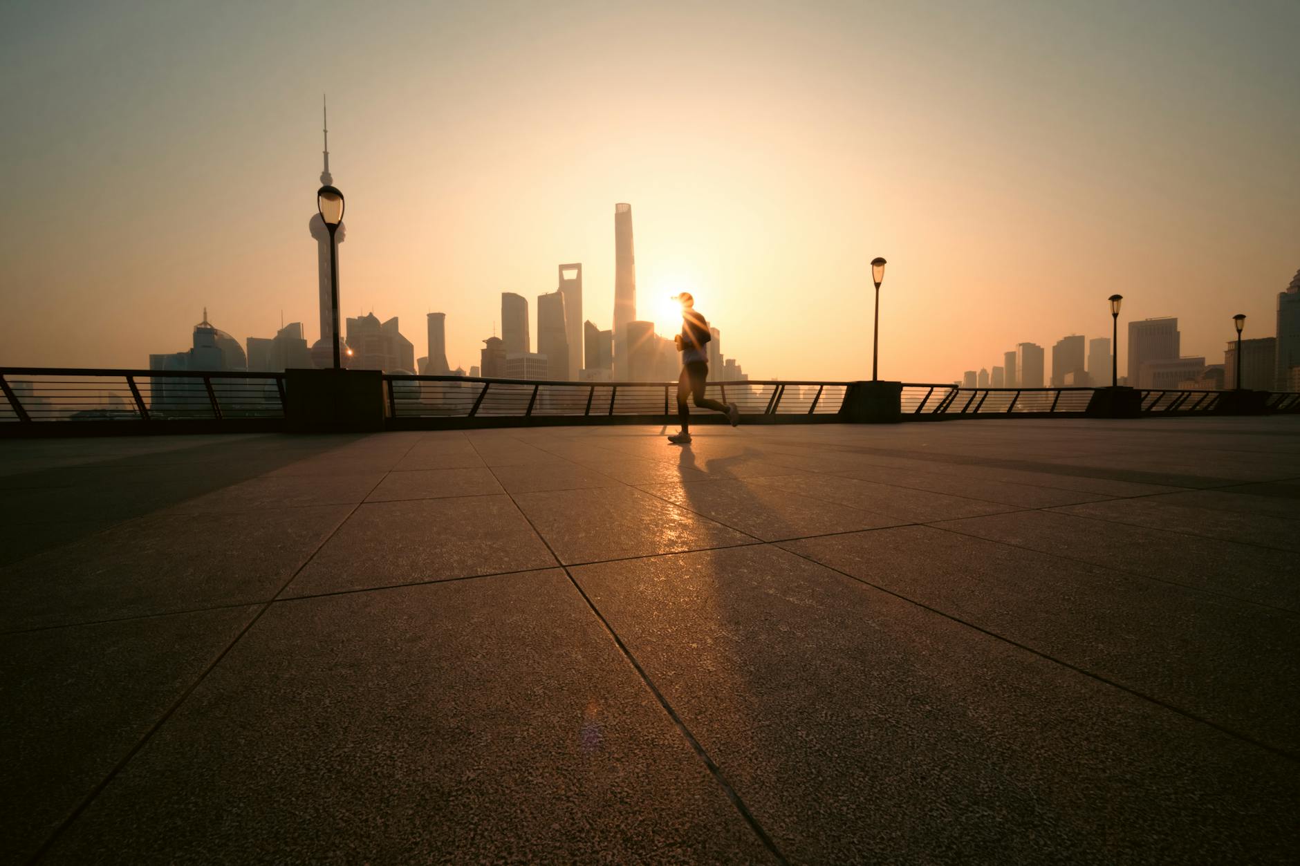 Biegacz o świcie na tle panoramy Szanghaju