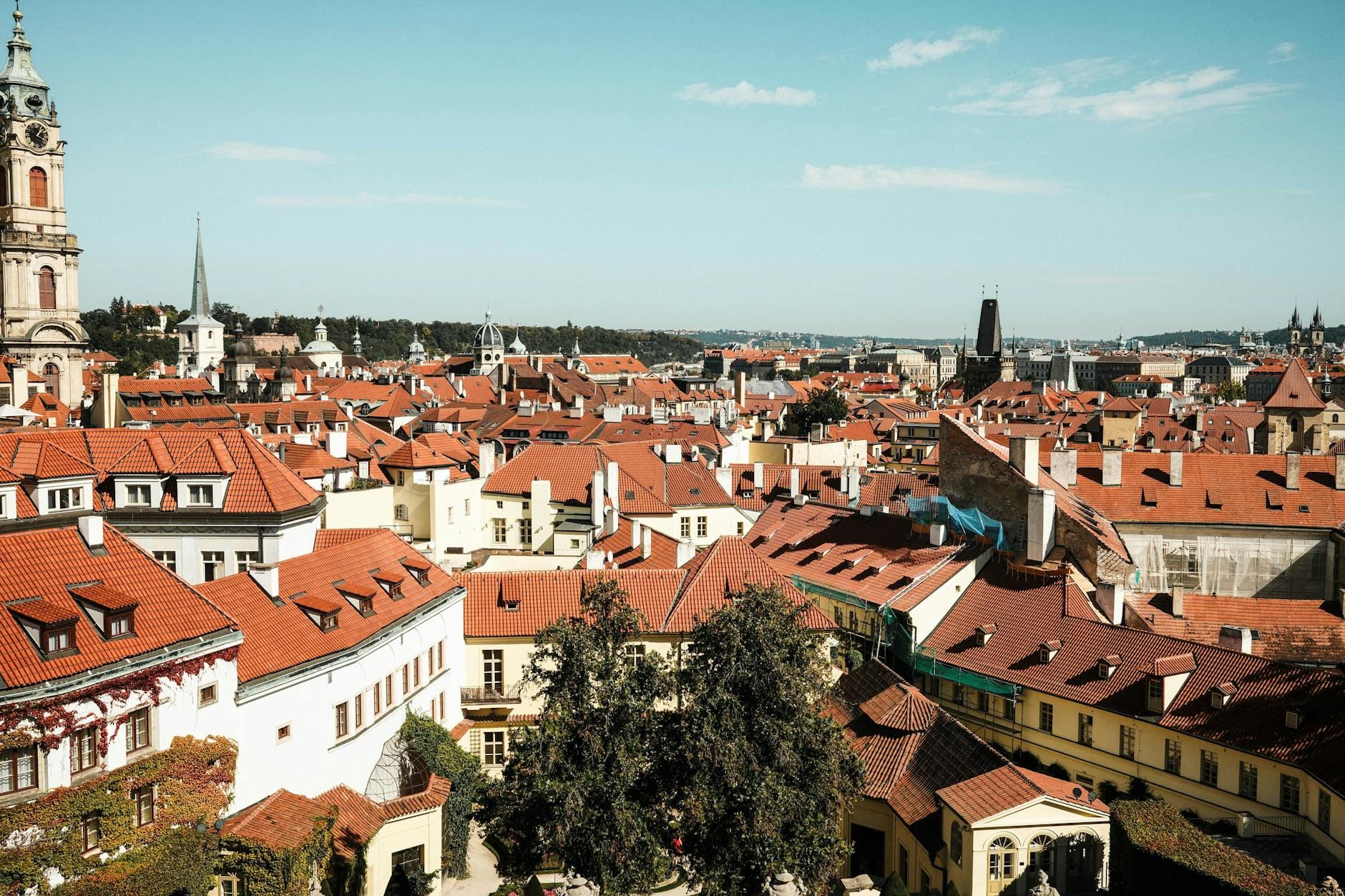 Czerwone dachy zabytkowej dzielnicy Pragi w słoneczny, bezchmurny dzień