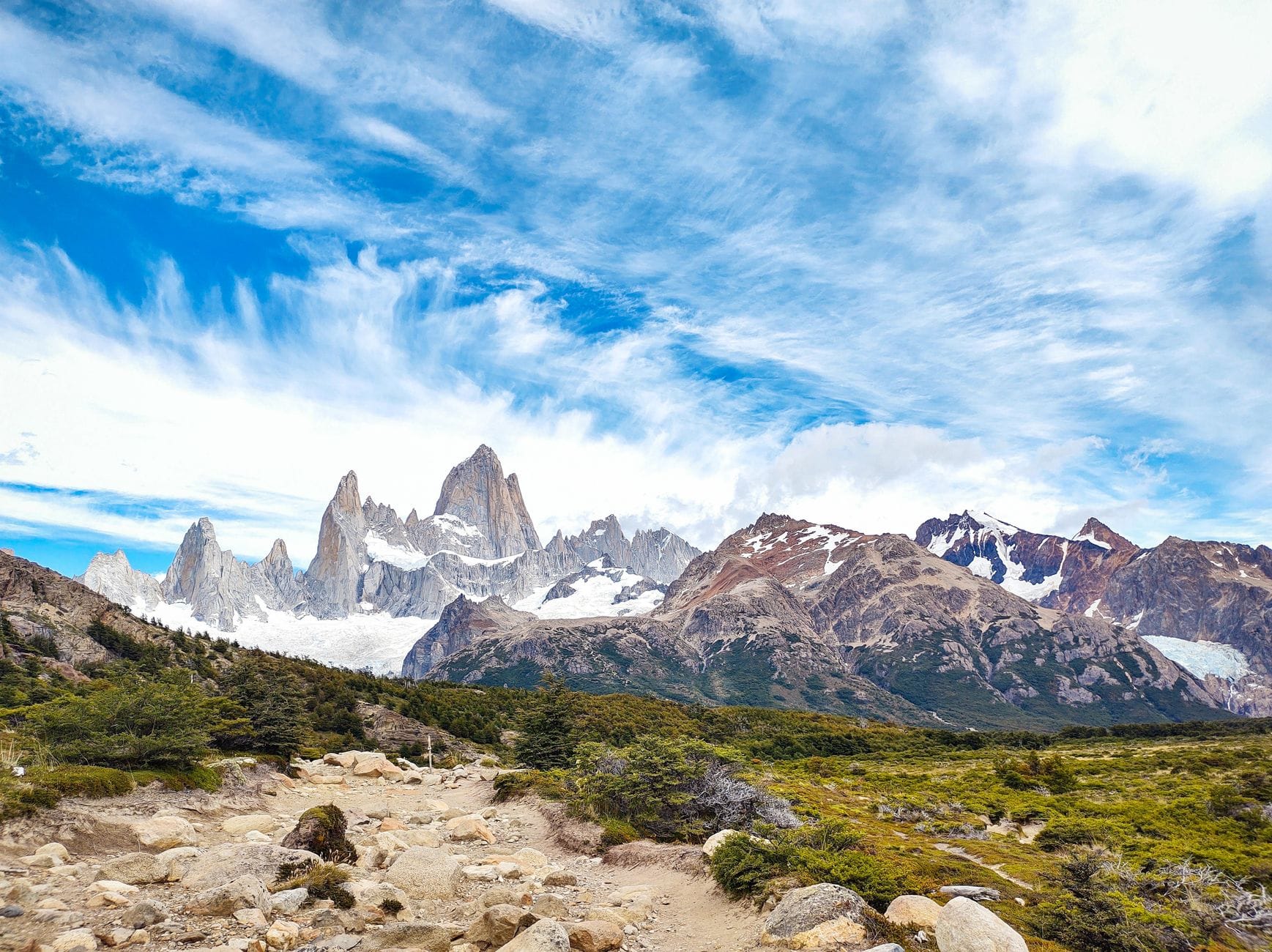 Panorama masywu Fitz Roy w Patagonii przy bezchmurnym niebie