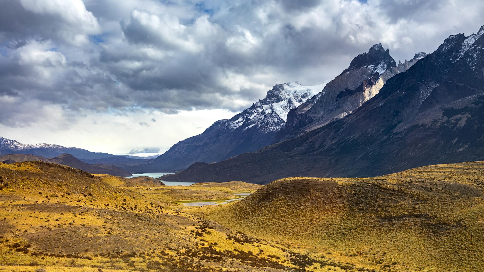 Panorama Torres del Paine w chilijskiej Patagonii pod dramatycznym niebem