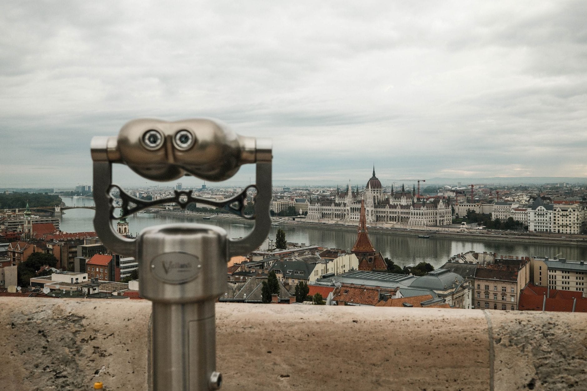 Lornetka widokowa na tle budapeszteńskiego Parlamentu nad Dunajem