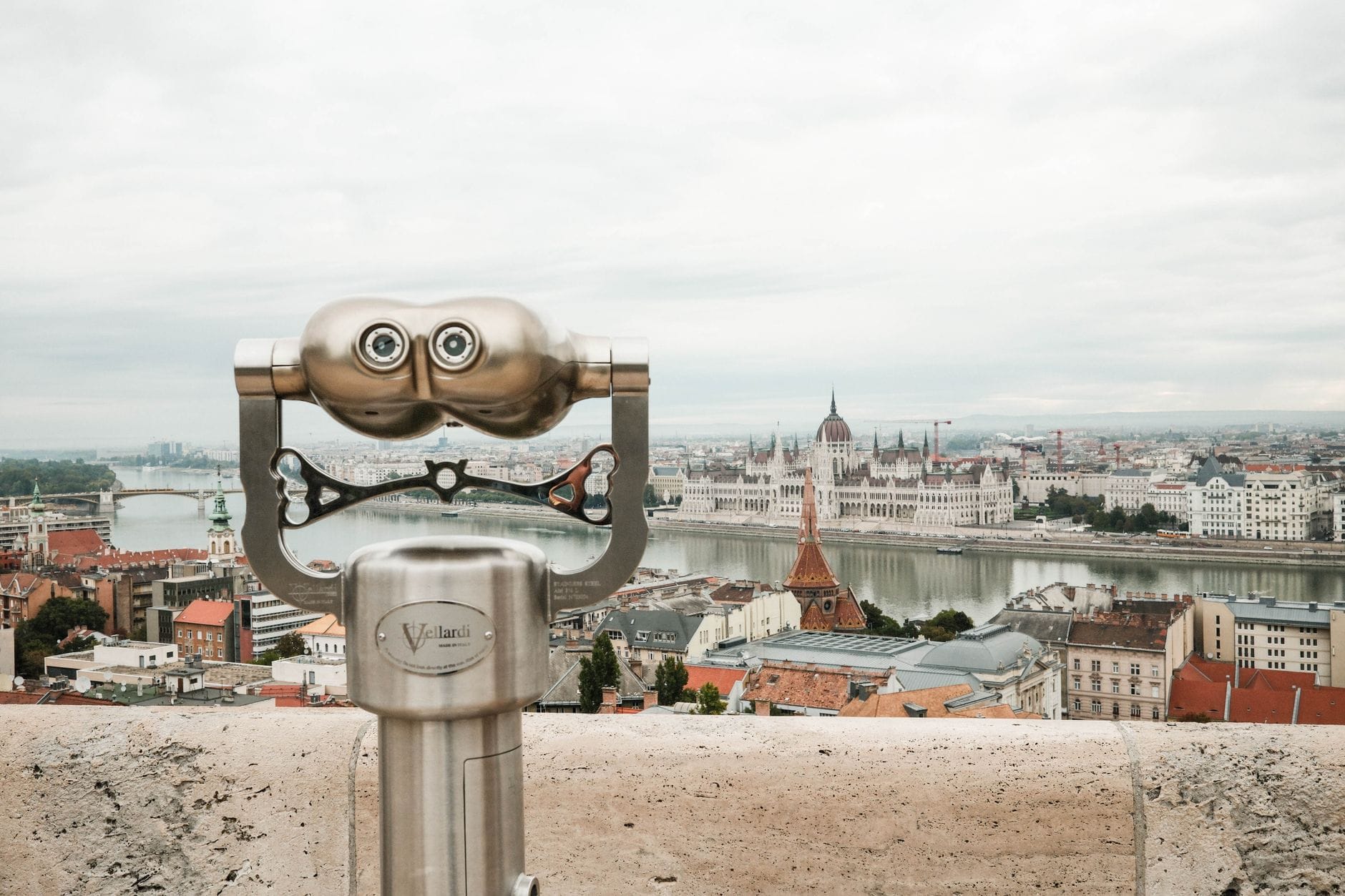 Panorama Budapesztu z Wzgórza Zamkowego z lornetką na pierwszym planie