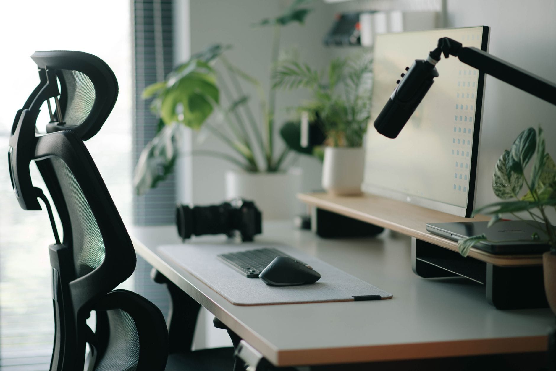 Ergonomiczne domowe biuro z fotelem, roślinami i sprzętem komputerowym