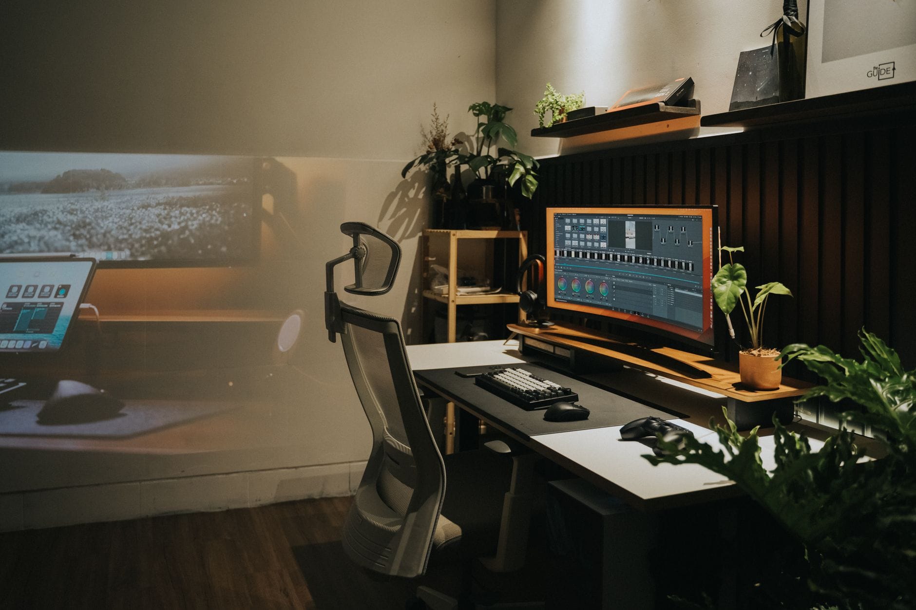 Ergonomiczne domowe biuro z zakrzywionym monitorem i roślinami